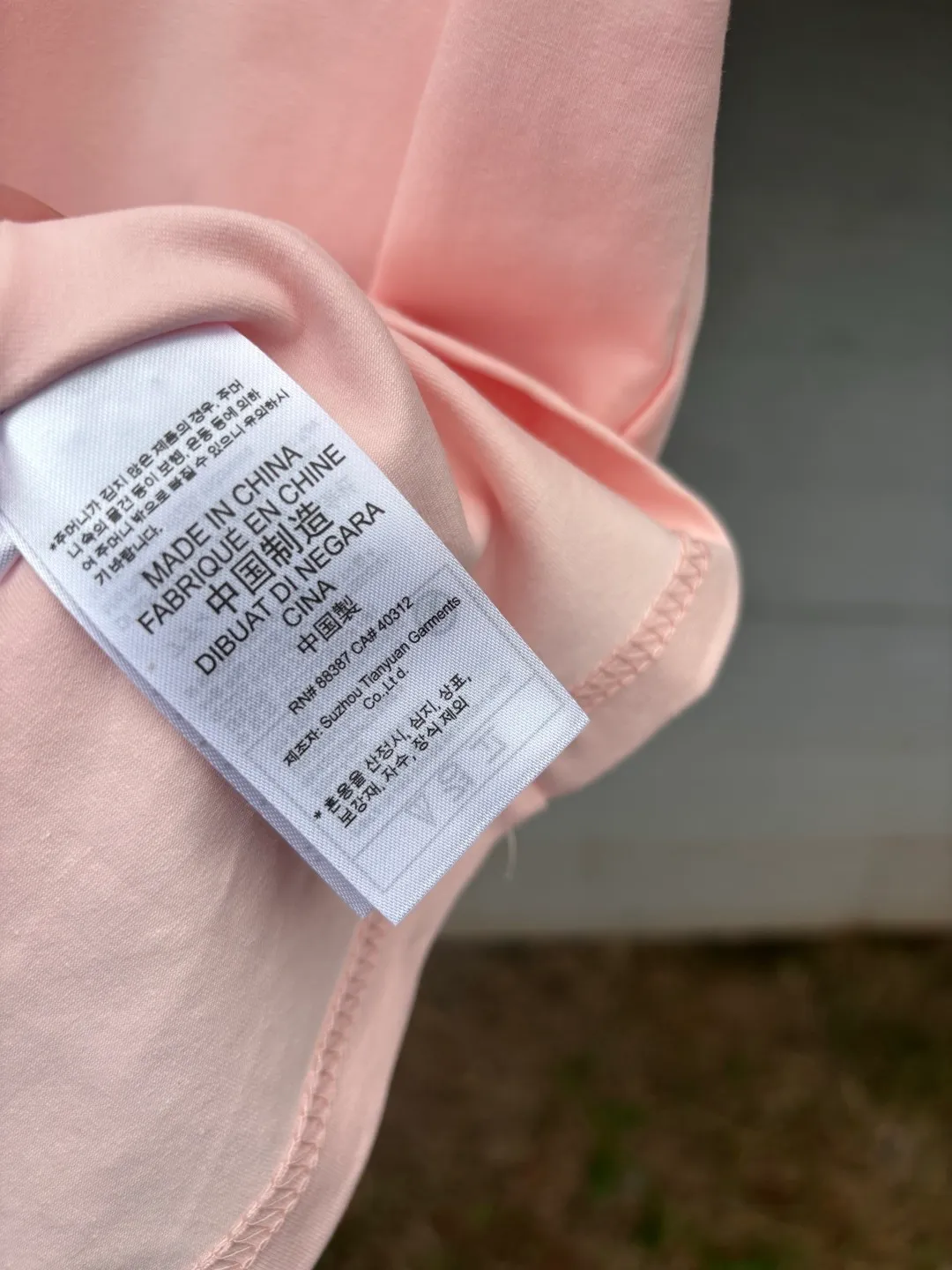 𝟬𝟱𝟭𝟰𝟴# Exclusive real shot/difference between various stolen pictures and online version on the market [𝗔𝗗𝗜𝗗𝗔𝗦 Adidas Clover Classic Embroidered Couple Round Neck Short Sleeve 𝗧 Shirt] ✅Full set of 1:1 customized accessories ➕Customized three-label ➕𝗬𝘂𝗮𝗻 version hang tag ➕𝗹𝗼𝗴𝗼 packaging bag 🔥 ➕Scan the tag to enter the official website. ✅Top Original version, ins Xiaohongshu has many bloggers wearing it. Clover's latest 5-color T is really Korean casual style ➕Classic Versatile❤️ Skin-friendly and Breathable, super comfortable for daily wear. The clover logo on the chest is very recognizable. 3D three-dimensional tailoring. The upper body is crisp and stylish. The fit is loose. It covers the flesh and makes you slim. It perfectly modifies the figure. The full set of accessories is customized in a one-to-one mold, striving for excellence. Good Quality is never just talk! Color: Pink. Size: S M L XL XXL